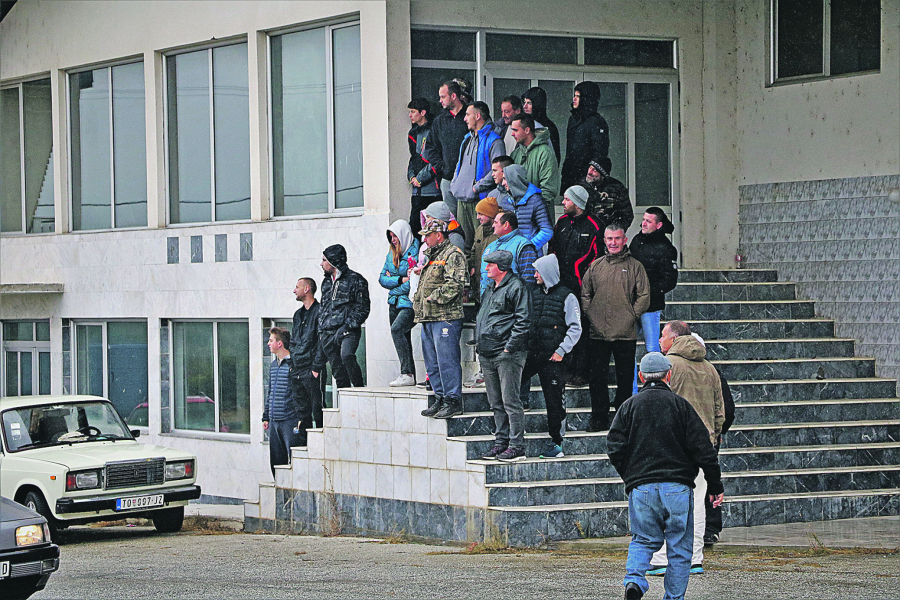 ŠUMADIJSKI MANČESTER Alo! na fudbalskom derbiju pozavađenih Proletera: JEDNO SELO, DVA KLUBA - NIJEDAN TEREN!