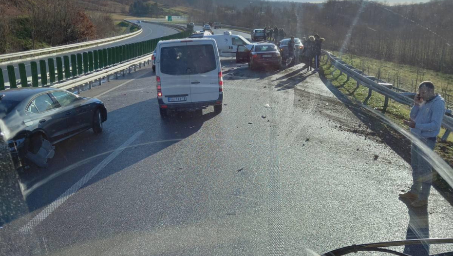 JEZIVA NESREĆA KOD BEGALJIČKOG BRDA Otežan saobraćaj na autoputu!