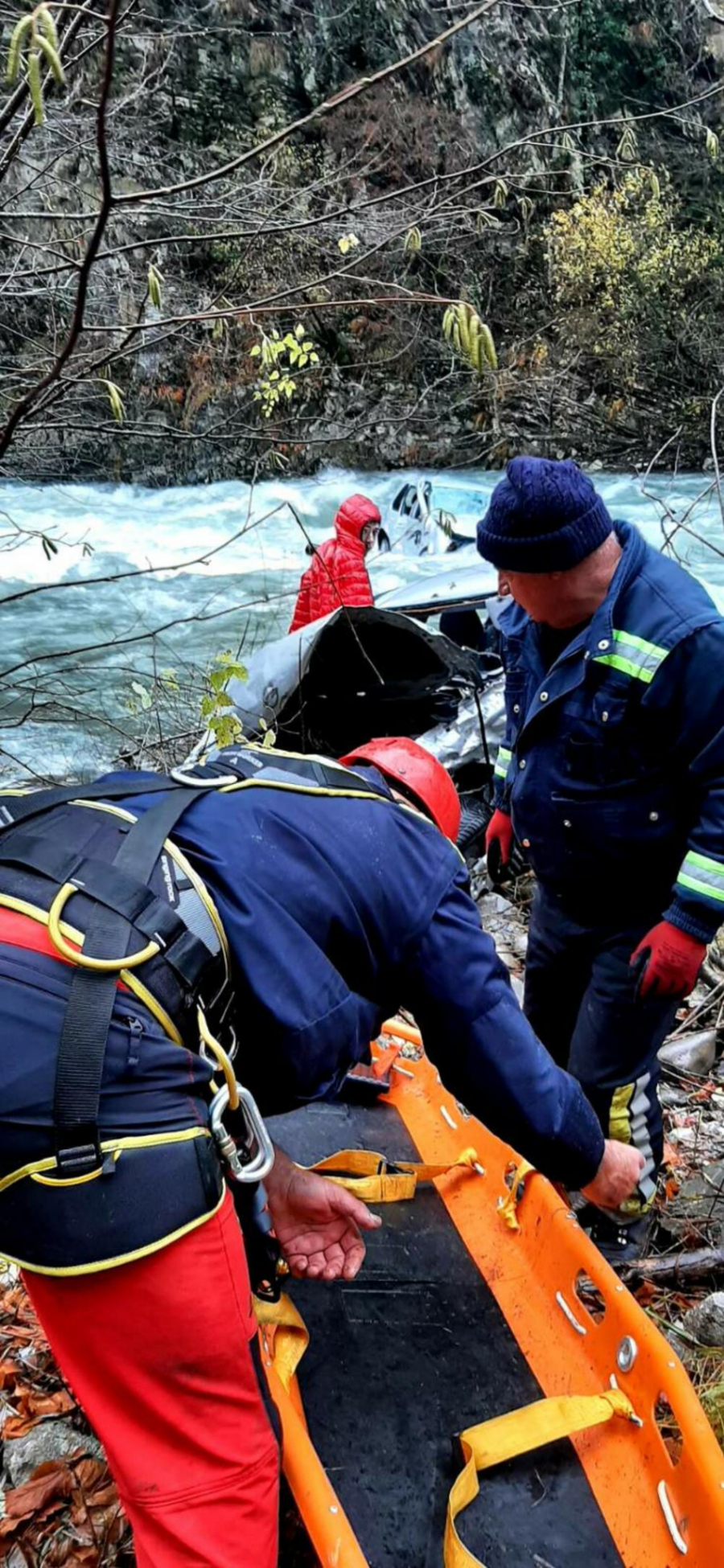 U TRAGEDIJI U KANJONU MORAČE Majka poginula, sin teško povređen (FOTO)