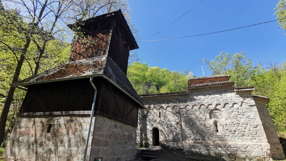 OVAKO IZGLEDA GROBLJE NA KOM SU SNIMANE JEZIVE SCENE IZ SERIJE CRNA SVADBA Na spomenicima i danas stoje misteriozna obeležja (FOTO)