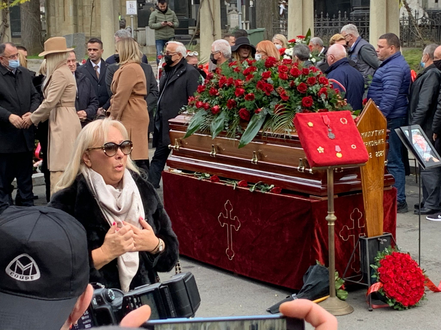 POLA ESTRADE NA SAHRANI MILUTINA MRKONJIĆA Goca Šaulić i Milena Plavšić grcaju u suzama! (VIDEO)