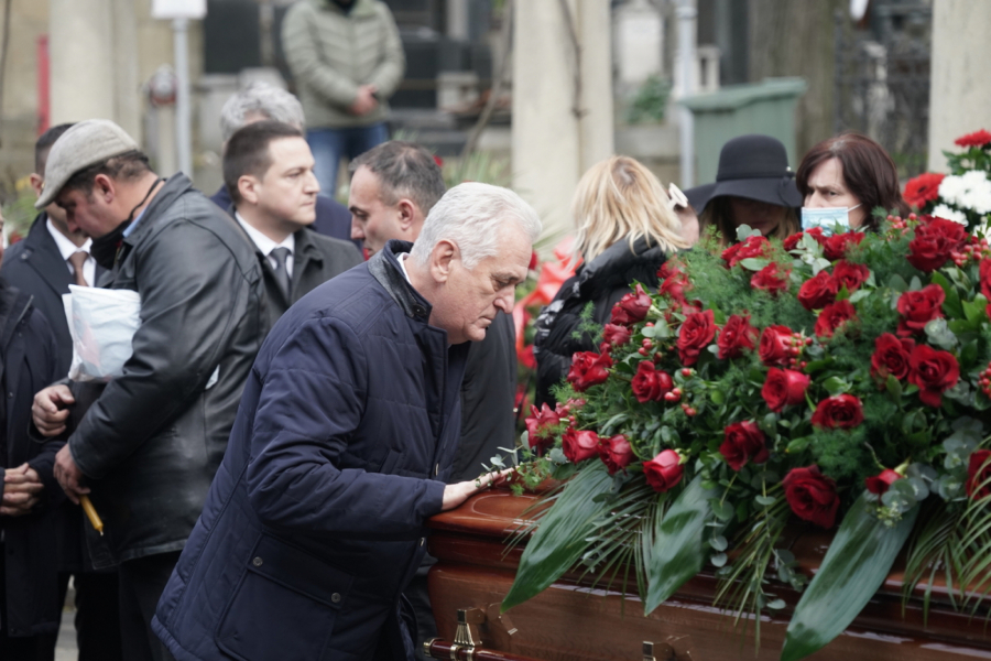 SAHRANJEN MILUTIN MRKONJIĆ Potresan ispraćaj uz harmoniku, grobljem odzvanjala pesma 