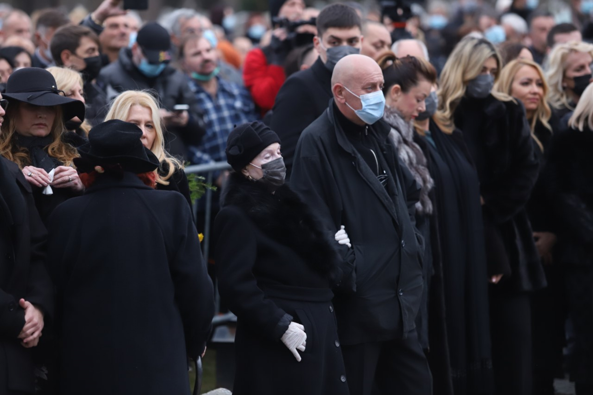 NA GROBLJU OBE MRKINE ŽENE Bekuta i Daša ispratile Mrkonjića na večni počinak (FOTO)