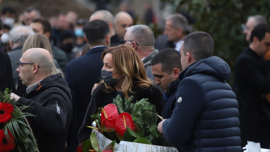 NA GROBLJU OBE MRKINE ŽENE Bekuta i Daša ispratile Mrkonjića na večni počinak (FOTO)