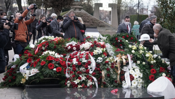 MRKA SAHRANJEN NA VEOMA NEOBIČAN NAČIN Mnogi nisu primetili šta je stajalo na njegovom grobu (FOTO)