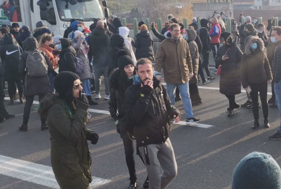 EKOLOŠKI PROTEST UZ NIKOTINSKI DIM Sve što treba da znate o lažnim aktivistima u jednoj fotografiji (FOTO)