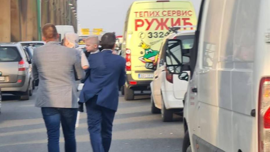 STIDITE SE, HOHŠTAPLERI! Jadni ljudi prenose decu peške preko Pančevca zbog blokade (FOTO)