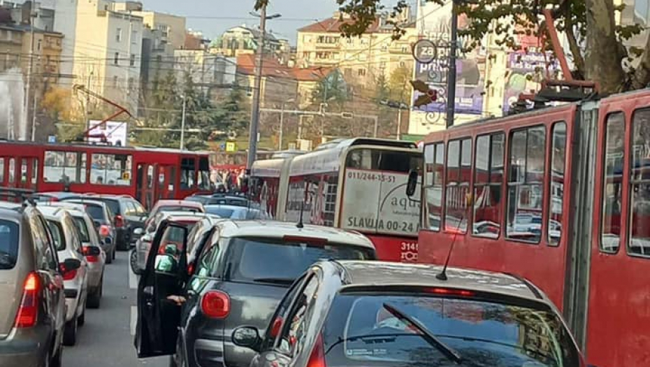 ŽIVOT U BEOGRADU ZAUSTAVLJEN! Vesić otkrio šta se dešava sa javim prevozom, autobus kamenovan, mnogi zarobljeni!