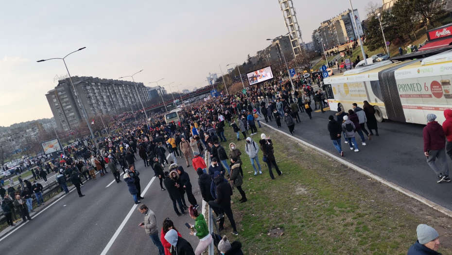 IMATE LI SAVESTI, ŠTO MALTRETIRATE BEBE? Jadno dete zaglavljeno u rulji obesnih ekologa (VIDEO)