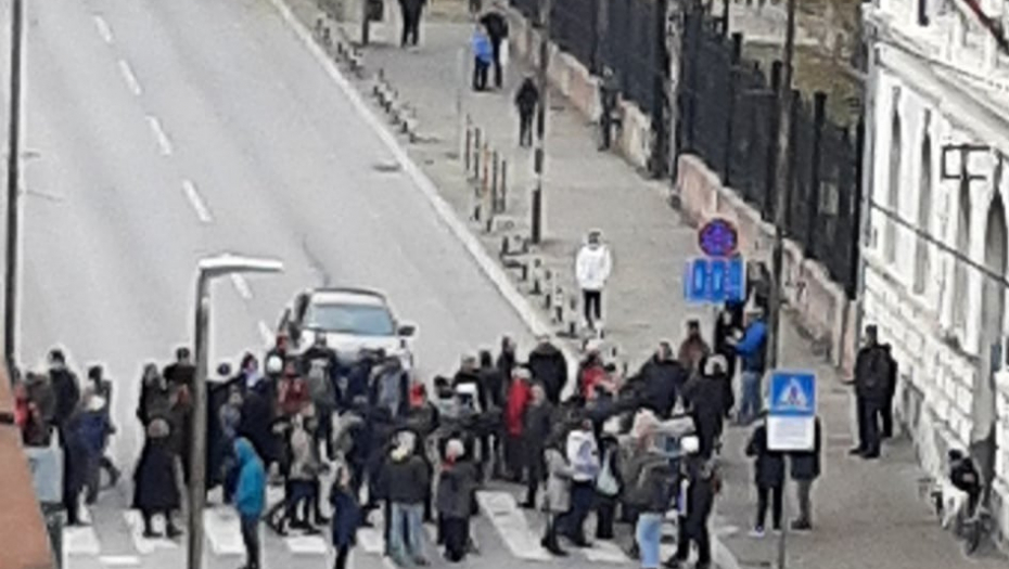 PUKLI IM PROTESTI! Širom Srbije mali broj plaćenih izdajnika maltretira građane, u Vršcu prava slika i prilika Đilasove partije! (FOTO/VIDEO)