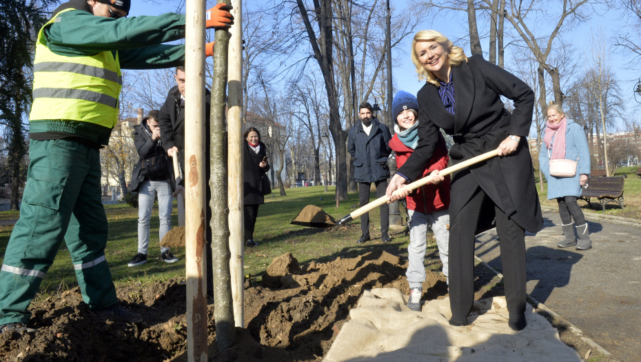 MINISTARKA DARIJA KISIĆ SA PENZIONERIMA I MLADIMA Zasadili sadnice u Karađorđevom parku