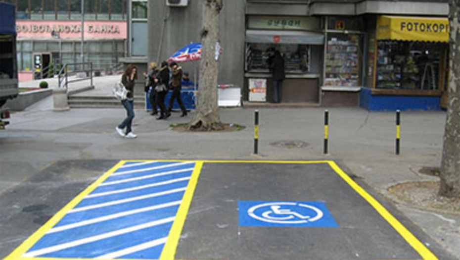 KAKO IZGLEDA ČOVEK KOJI INVALIDU ZAUZME PARKING MESTO? U Opovu imaju lek i za takve, posle ove poruke pobegnu glavom bez obzira (FOTO)