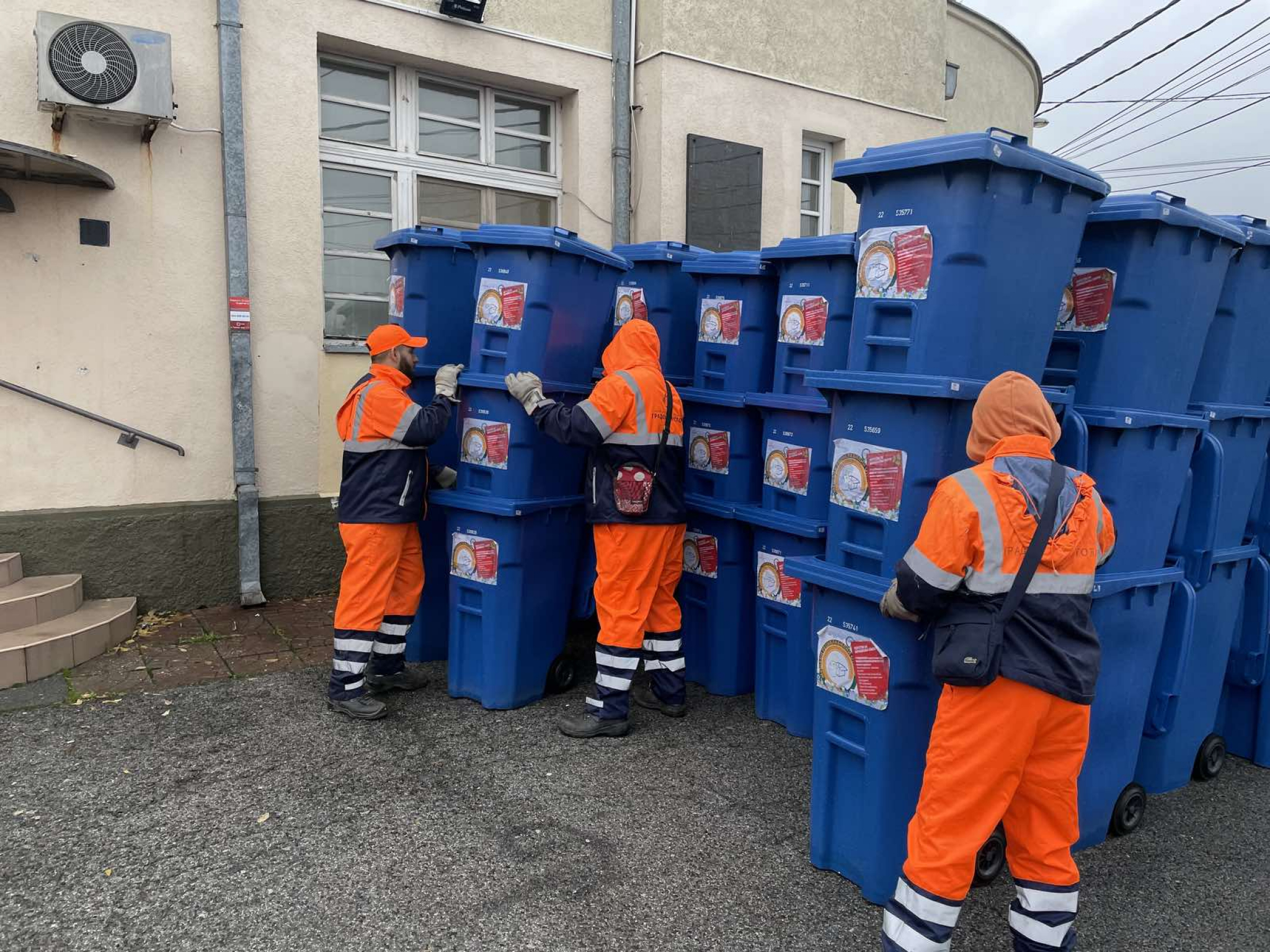 Podela reciklažnih kanti domaćinstvima na GO Surčin