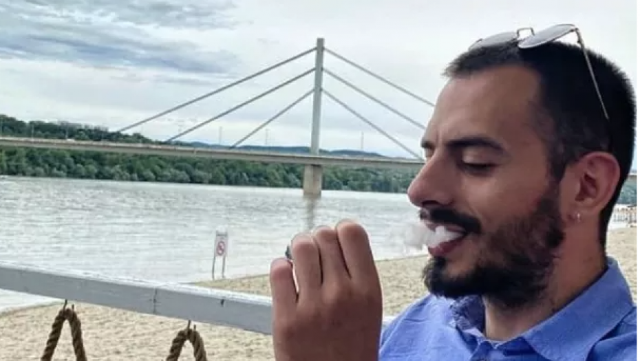 VELIKI EKOLOG, A CIGARETU IZ USTA NE VADI Lični nalozi na mrežama prepuni slika, na jednoj čak i sa tompusom (FOTO)