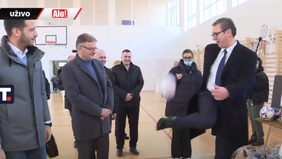 VUČIĆ KAO FUDBALER Predsednik ponovo pokazao kakav je majstor sa loptom (VIDEO)