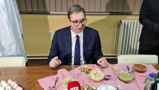 DOMAĆIN SE DOMAĆINSKI POKAZAO Predsednik Vučić večerao u fabrici Yumis (FOTO GALERIJA)