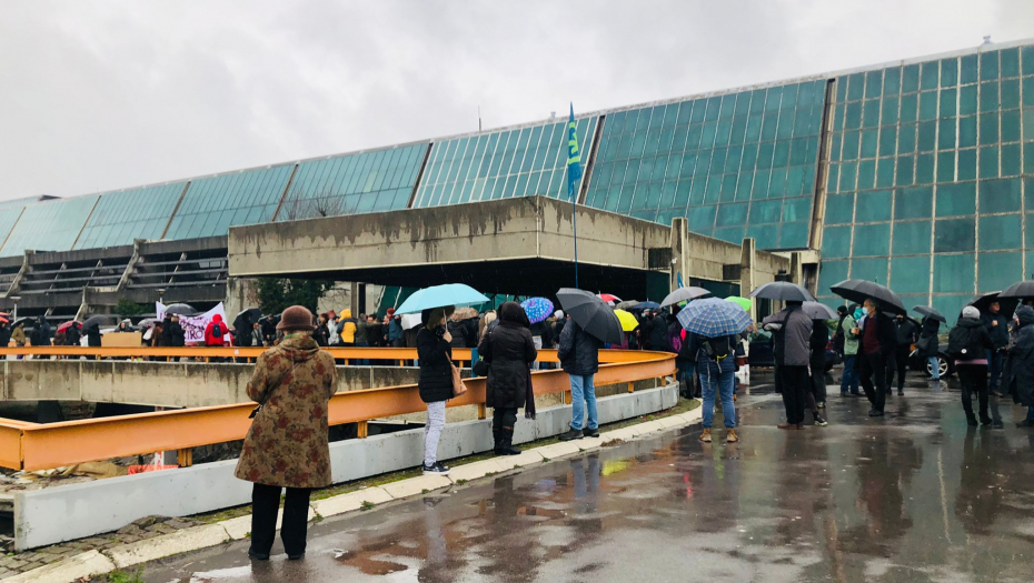 PROTESTI U BEOGRADU Tuča na mostu Gazela, huligani prebili čoveka i razlupali mu auto, N1 sramno lagao (FOTO)