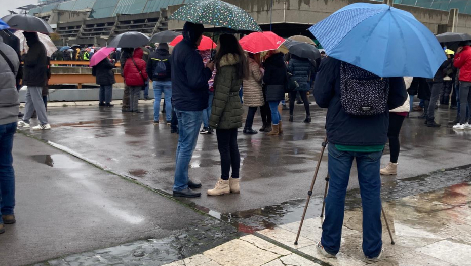 PROTESTI U BEOGRADU Tuča na mostu Gazela, huligani prebili čoveka i razlupali mu auto, N1 sramno lagao (FOTO)