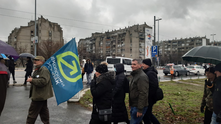 PROTESTI U BEOGRADU Tuča na mostu Gazela, huligani prebili čoveka i razlupali mu auto, N1 sramno lagao (FOTO)