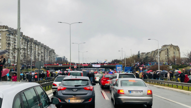 NASTAVLJA SE TEROR NAD GRAĐANIMA! Stotinak Đilasovaca blokiralo autoput, a vozačima automobila prete i psuju ih! (VIDEO)