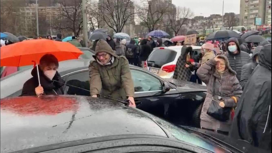 "DAJTE NEKI VEĆI KAMEN DA MU STAVIM POD TOČAK!" Đilasovci i lažni ekolozi maltretiraju čoveka, planirali napad na automobil! (VIDEO)