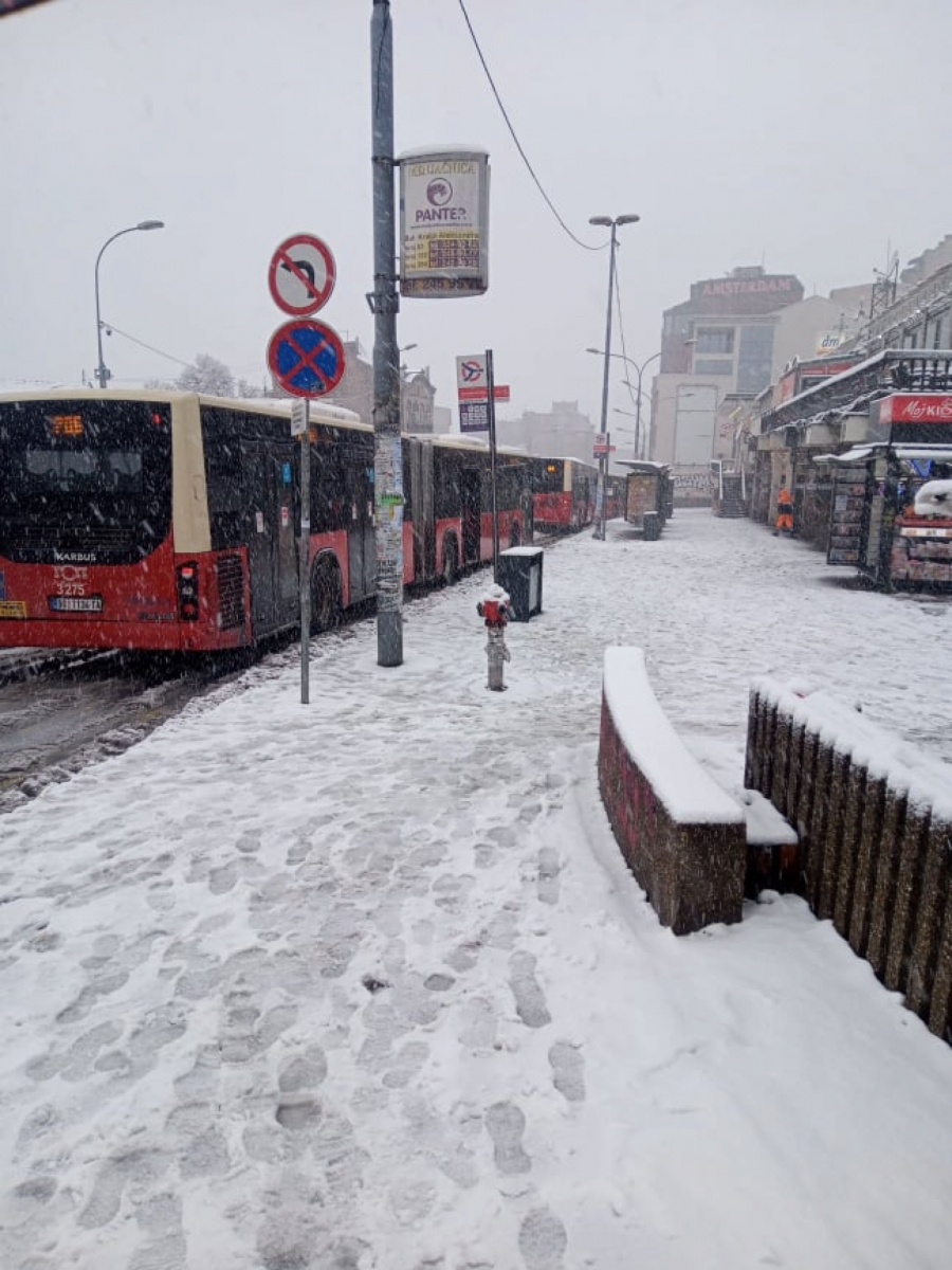 ZABELELI SE SRBIJA I BEOGRAD Snežne padavine donose i prve probleme koji se rešavaju u hodu  (FOTO)