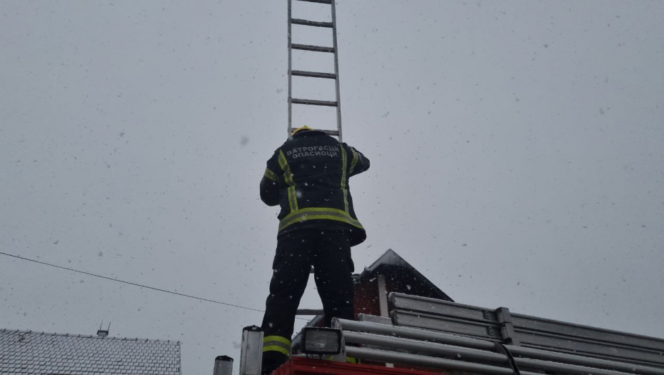 Veliki požar u Čačku: Vatra u ranim jutarnjim časovima izbila u porodičnoj kući, čitavo naselje bilo pod dimom (FOTO/VIDEO)