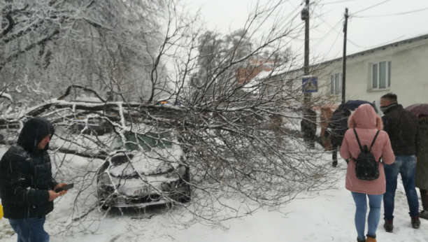 ZABELELI SE SRBIJA I BEOGRAD Snežne padavine donose i prve probleme koji se rešavaju u hodu  (FOTO)