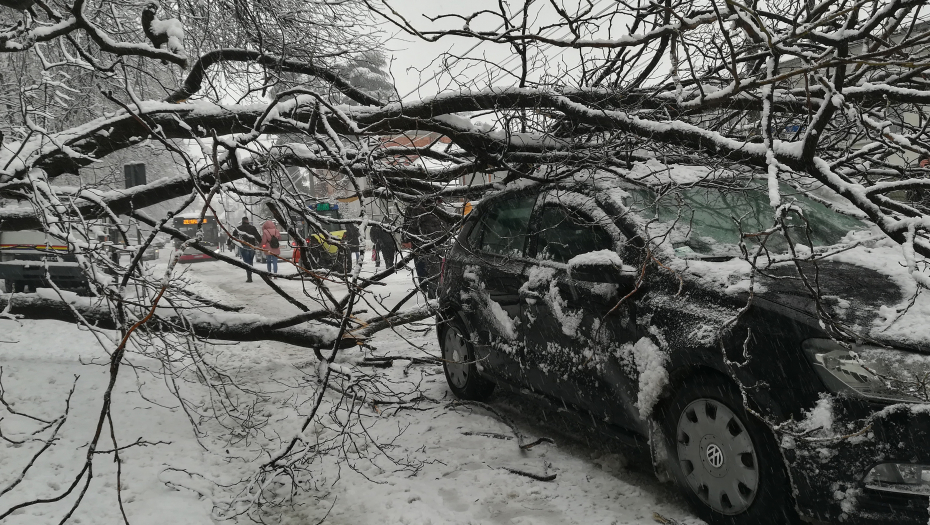 OBILNE SNEŽNE PADAVINE U ZAPADNOJ SRBIJI U Požegi palo drvo na parkirani automobil