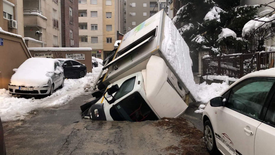 HAVARIJA NA VOŽDOVCU Otvorio se asfalt, kamion upao u rupu, zaobilazite ovaj deo grada (FOTO)