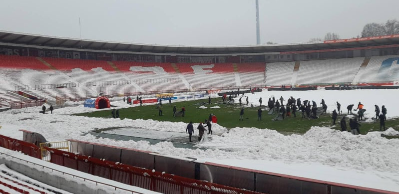 RADNO NA "MARAKANI" Teren se uveliko čisti, sve će biti spremno za utakmicu sa Radnikom! (FOTO)