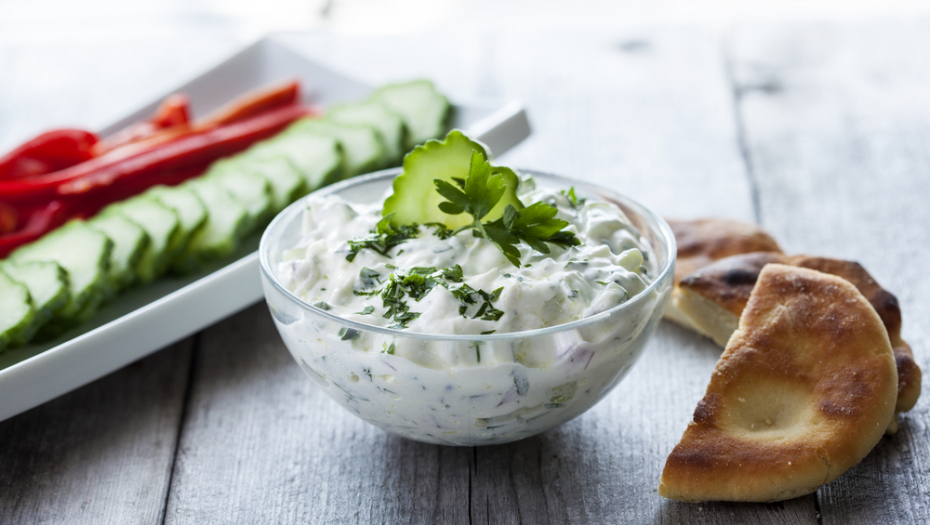 Prilog koji ide uz mnoga jela: Tzatziki salata (RECEPT)