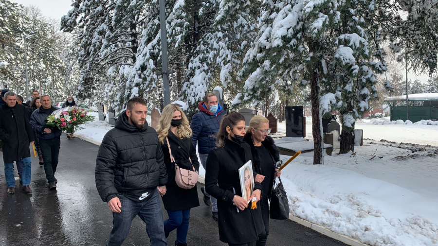 SAHRANA KRISTINE KIKE ĐUKIĆ Prijatelji i porodica jutjuberke nose najveće vence, jecaji odzvanjaju Lešćem! (VIDEO)