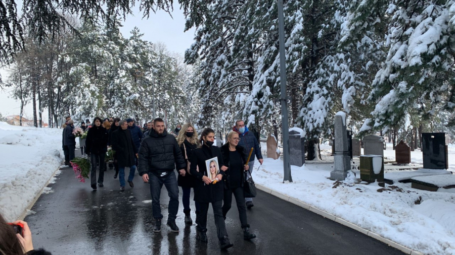 POTPUNO SLOMLJENA I SKRHANA BOLOM Majka Kristine Kike Đukić na sahranu došla u pratnji sestara jutjuberke (FOTO)