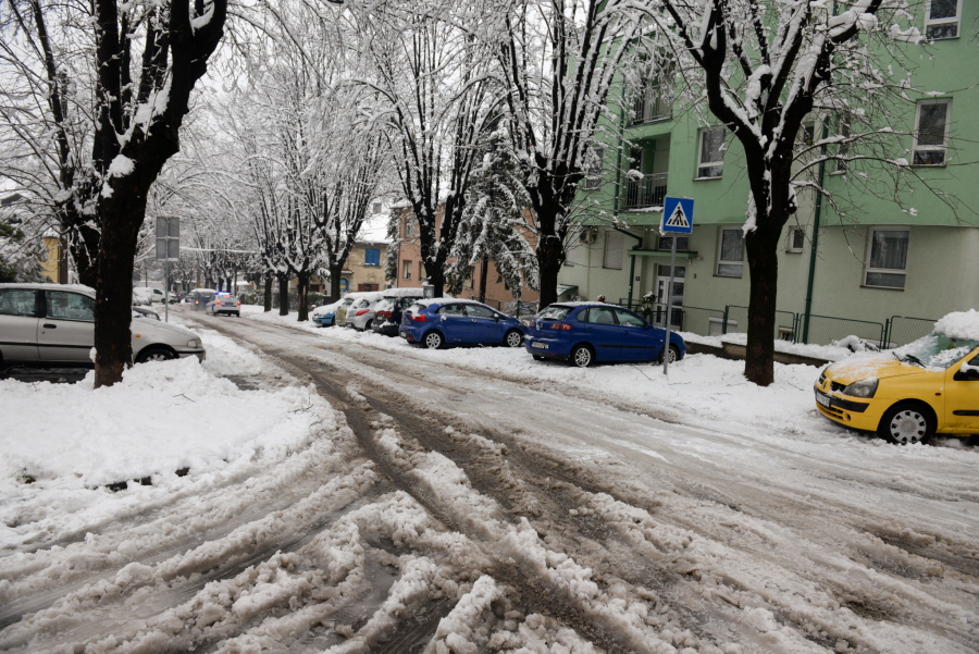 ČEKA LI NAS REPRIZA ZIME 2012? Bila, ne ponovila se! Sneg je tada odvožen kamionima, a kretanje, čak i peške, bilo je nemoguće