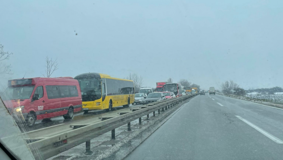 UDES NA OBENOVAČKOM PUTU Prevrnuto vozilo: Saobraćaj obustavljen (FOTO)