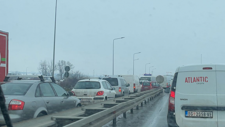 KARAMBOL NA OBRENOVAČKOM PUTU  Sudar autobusa i automobila, mladić teško povređen!