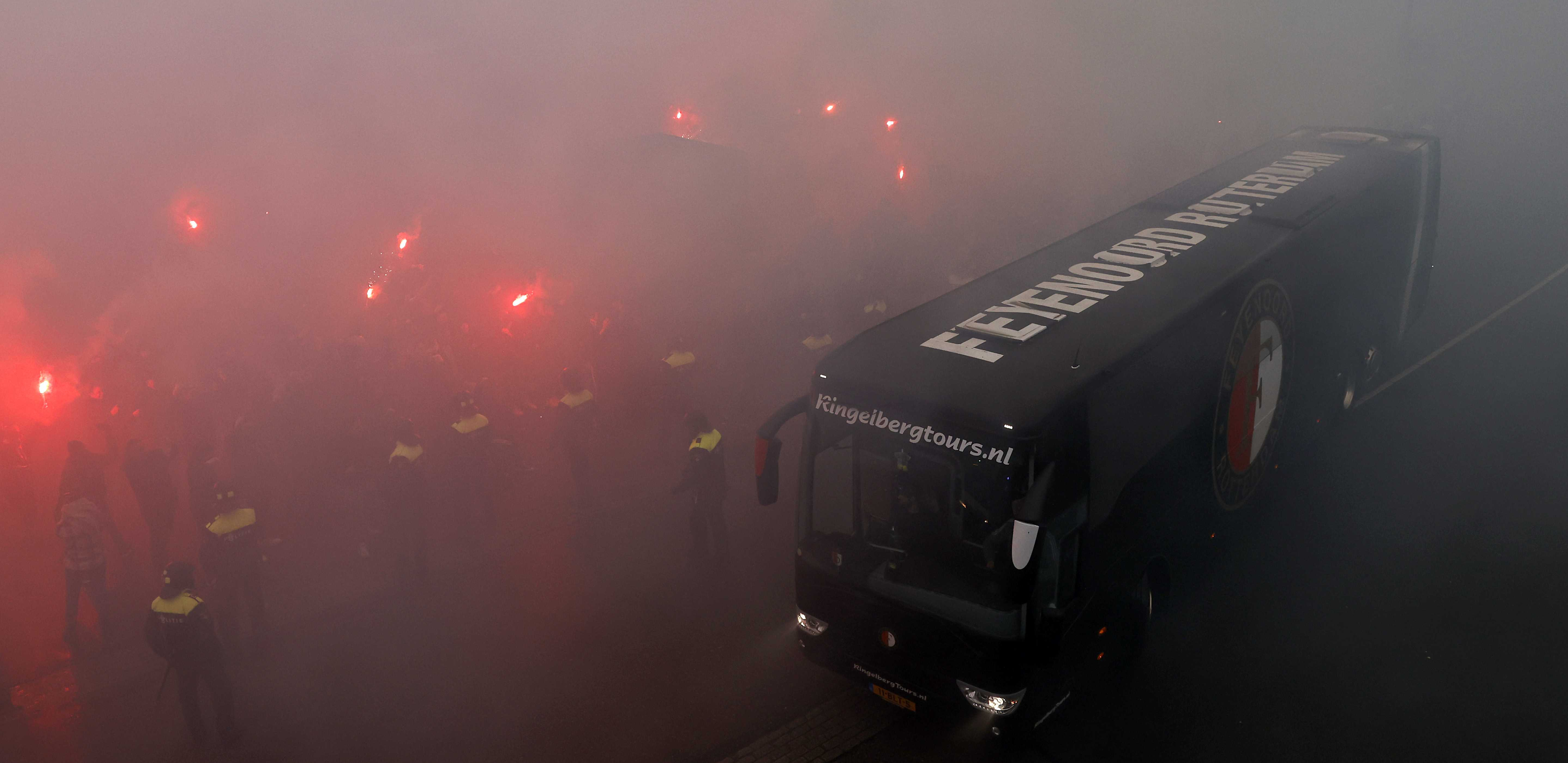 HAOS Dušan Tadić golom rešio derbi, ali niko ne priča o tome, već o paklenom napadu huligana pred meč (FOTO, VIDEO)