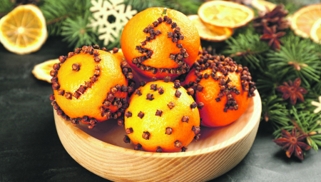 SAVRŠENA NOVOGODIŠNJA DEKORACIJA Sa jelkom ili bez, evo kako da ukrasite kuću za Novu godinu, a ne potrošite mnogo SAVRŠENA NOVOGODIŠNJA DEKORACIJA Sa jelkom ili bez, evo kako da ukrasite kuću za Novu godinu, a ne potrošite mnogo