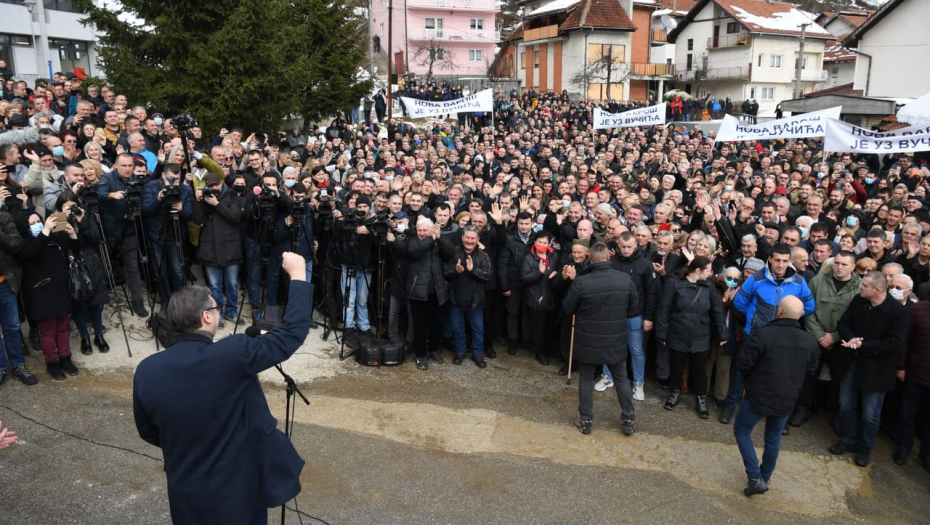 PREDSEDNIK VUČIĆ OBEĆAO U NOVOJ VAROŠI  Država će učiniti sve da dovede investitore i zaposli 500 ljudi