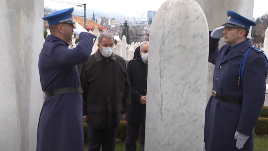 TURSKI MINISTAR ODBRANE POSETIO GROB ALIJE IZETBEGOVIĆA Njegov komentar krize u BiH iznenadio mnoge