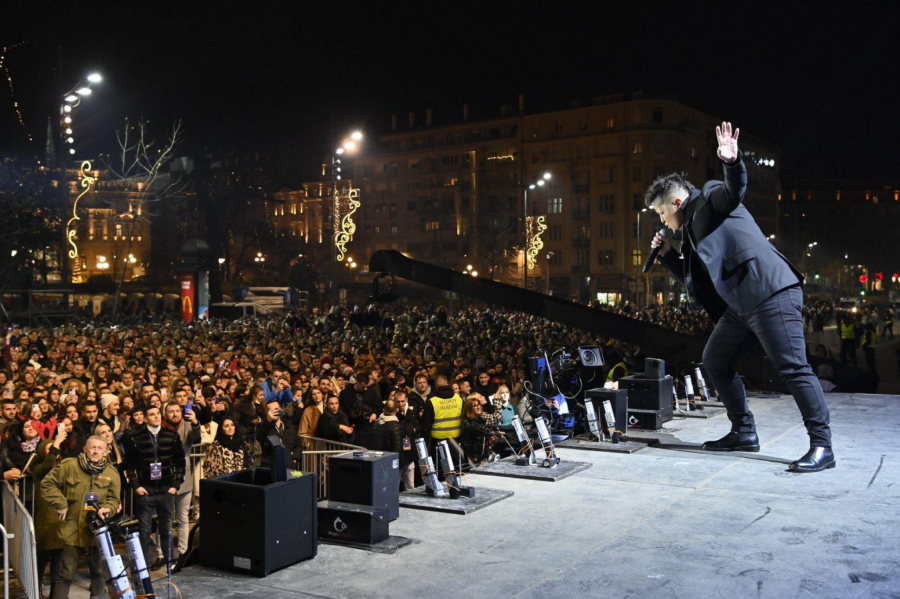 DRAGO MI JE ŠTO PEVAM POSLE 20 MESECI Marija Šerifović oduševila publiku ispred Skupštine!