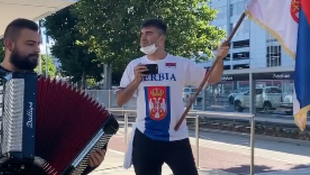 SRBI BODRE NOVAKA! Đoković dobio pravu podršku ispred aerodroma u Melburnu! (VIDEO)