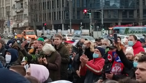 PODRŠKA ZA NOVAKA! Srđan Đoković pozvao, ljudi se okupili, bila i Darija Kisić!