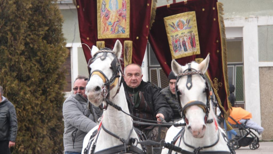 I OVE GODINE TRADICIJA SE POŠTUJE U Pančevu konjanici donose badnjak u crkvu (FOTO)