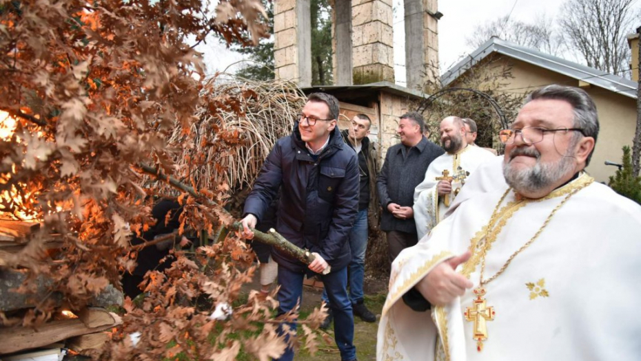 UZ SVOJ NAROD: Petković prisustvovao paljenju badnjaka u Zvečanu (FOTO)