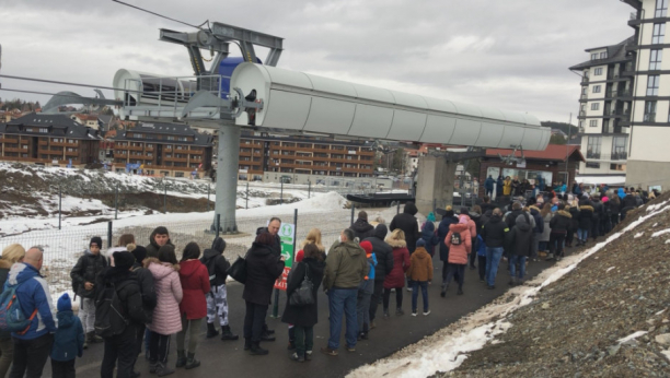 OGROMNI REDOVI ISPRED ZLATNE GODOLE NA ZLATIBORU Za praznike prevezla hiljade putnika i oborila rekord (FOTO)