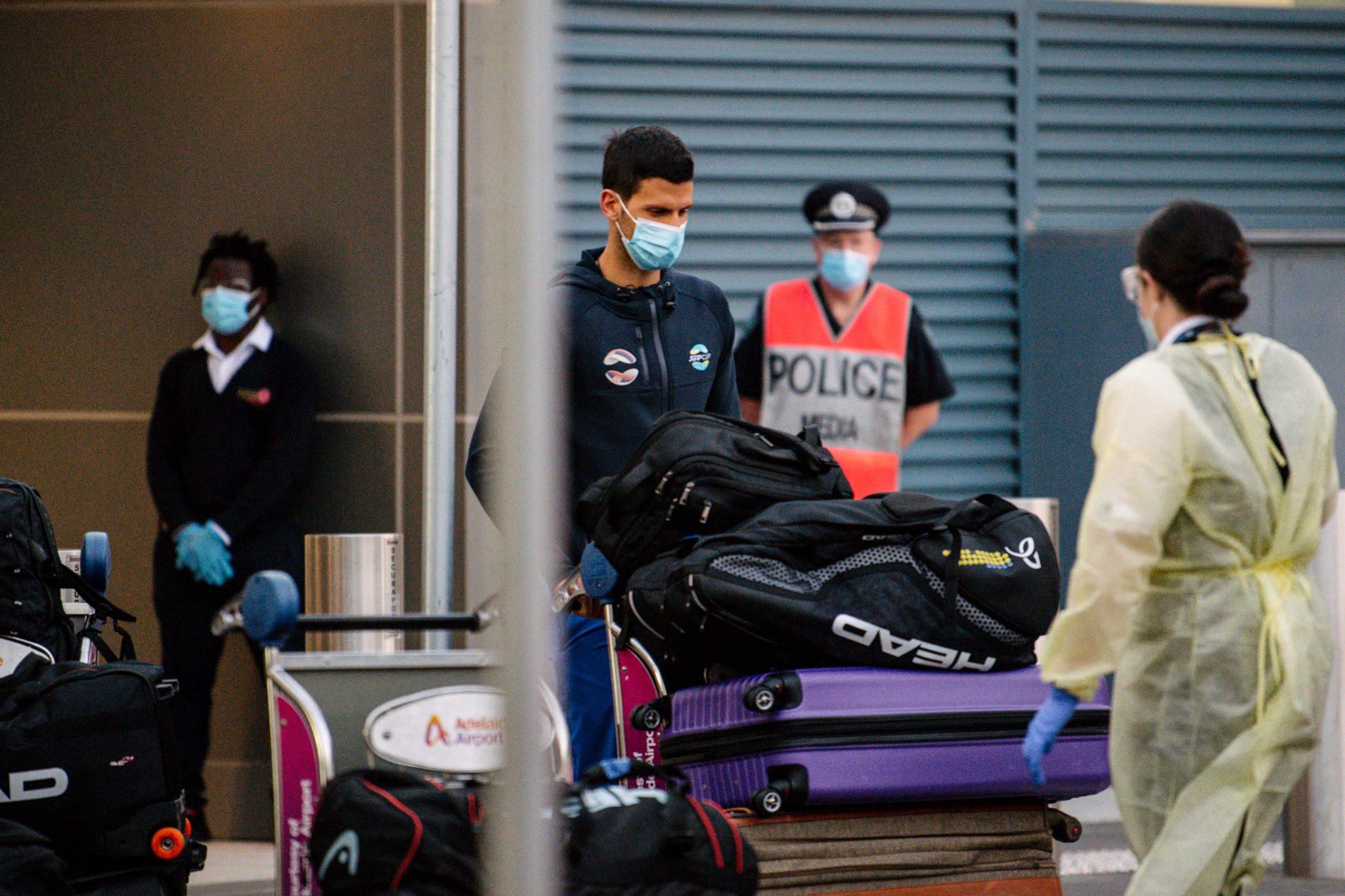 POJAVILI SE UŽASNI DETALJI! Đoković otkrio šta su mu sve radili na aerodromu u Australiji! (FOTO)