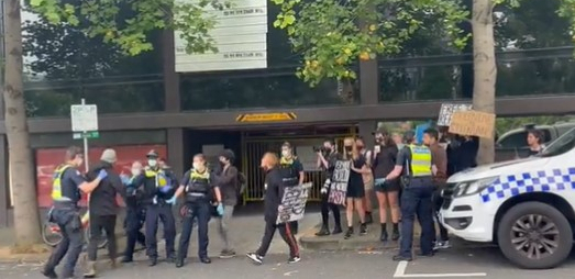 FRKA PRED NOVAKOVOM "TAMNICOM" Sukobili se policija i protestanti (VIDEO)