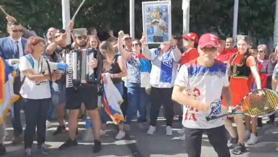 REČENO, UČINJENO! NE MOŽE IM NIKO NIŠTA! Srbi vode kolo ispred suda, dok je Nole na ročištu!